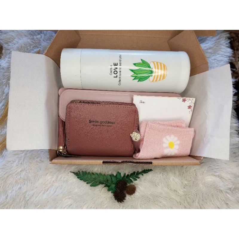 

Cuci Gudang Hampers Dompet Dan Botol + Alat Makan Kado Ulang Tahun, Wisuda Dan Anniversary