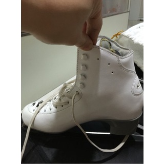 Sepatu ice skating