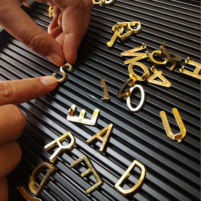 

Grosir Murah 2 Cm - Huruf Tambahan Untuk Letter Board / Papan Nama Bayi / Menu Cafe / Properti Foto-