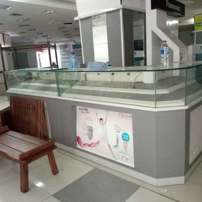 etalase kaca bekas untuk display hp handphone or perhiasan n makanan *