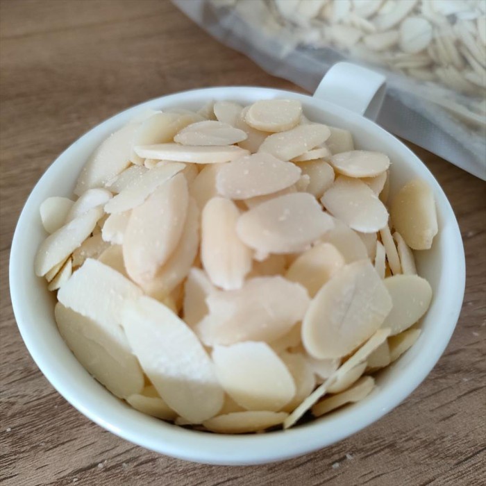 

(TopSeller) Natural Blanched Sliced Raw Almond ( Kacang ) - 1 Kg