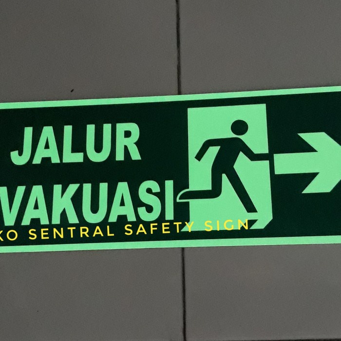 

STICKER JALUR EVAKUASI GLOW IN THE DAK 20X50CM