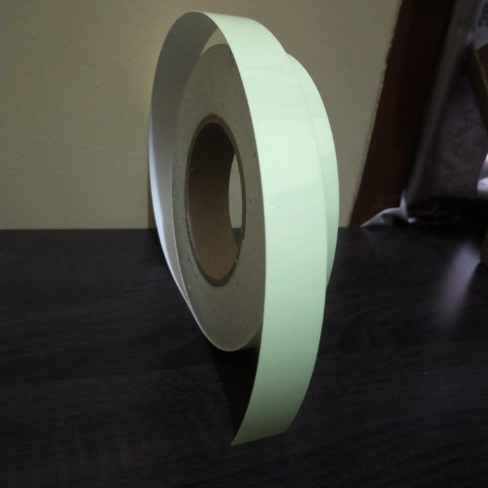 

STIKER FOSPOR STICKER GLOW IN THE DARK HIJAU SCOTLITE SIZE 2,5CMX 10M