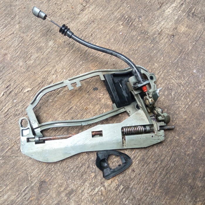 Carrier Handle Belakang Kiri Original Bmw X5 E53 (Second)