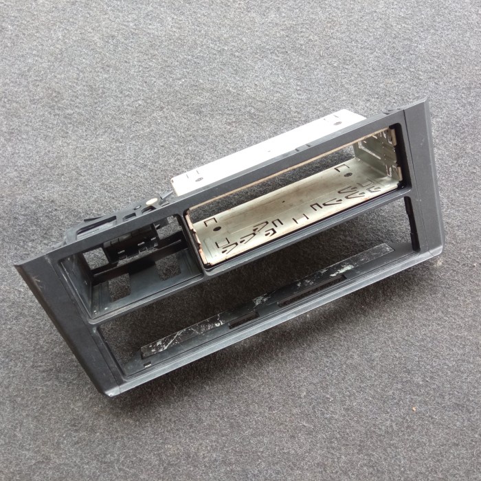 Frame Tengah Dashboard Bracket Audio Climate Bmw E34 (Bekas)