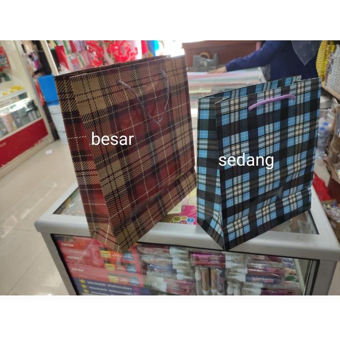 

cusss order] shopping bag karton corak sedang 21x9x25 atau besar 26x9x30