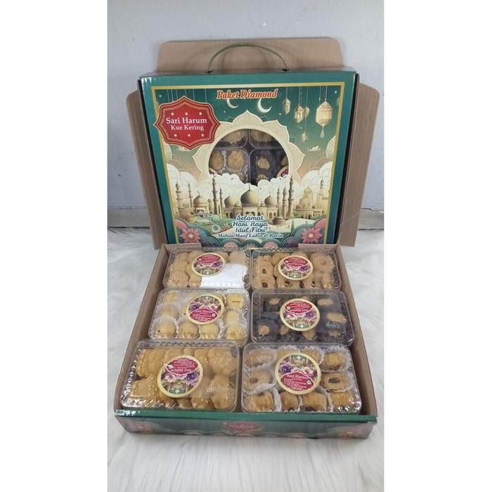 

Kirim,HariYgSama- Kue Kering Lebaran 2025 Sari Harum Paket Diamond Isi 6 Toples Kue Termurah
