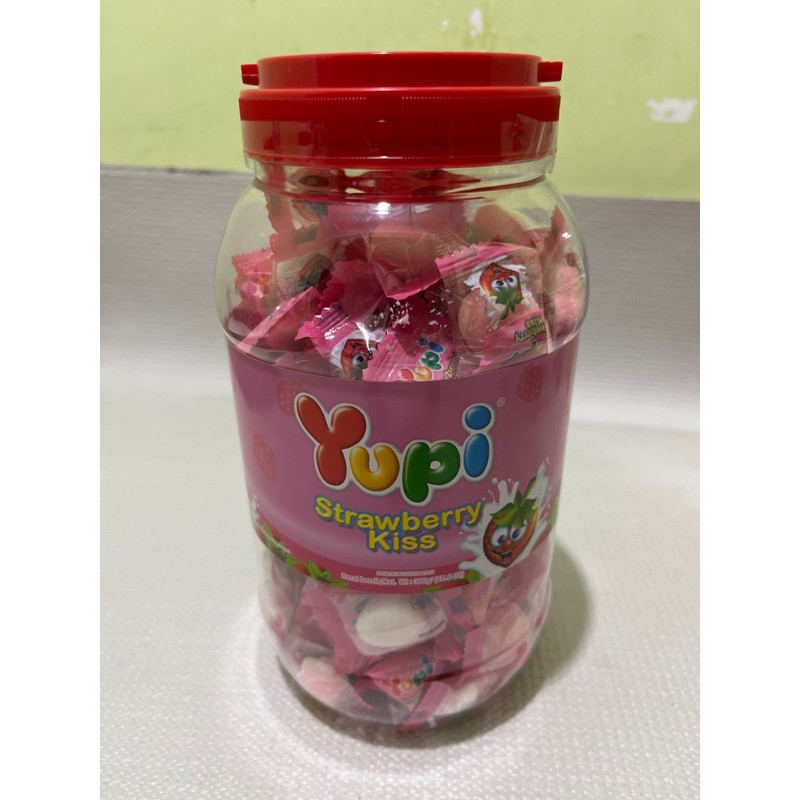 

Yupi Strawberry Kiss (Toples) - 300 gram