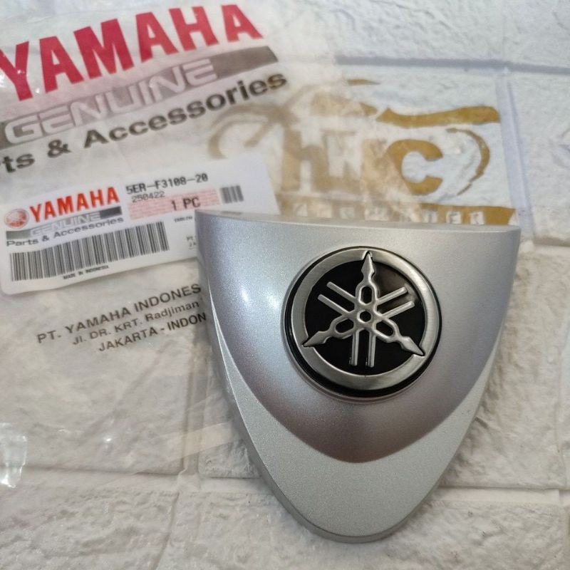 EMBLEM LOGO SILVER PANEL DEPAN DASI VEGA R FIZ FIZR FIZ R ORIGINAL YAMAHA YGP 5ER