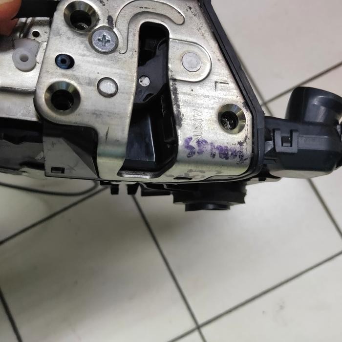 doorlock pintu depan kiri original toyota rush terios