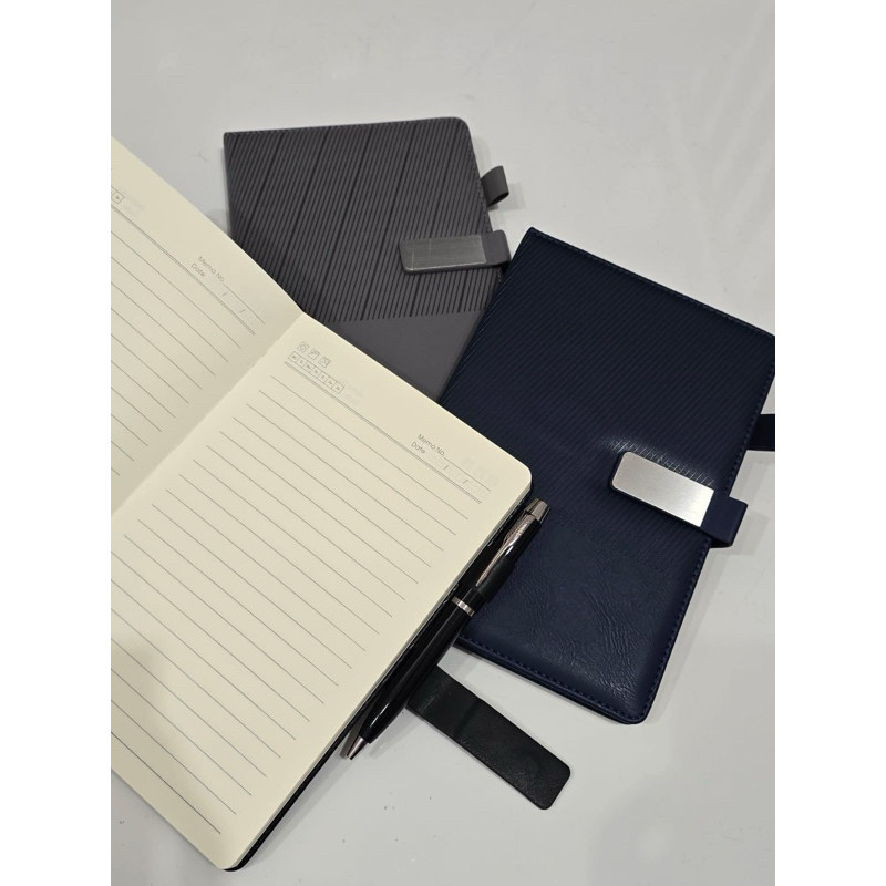

FREE Custom Grafir Nama Giftset Souvenir Eksklusif Notebook AG A5 Dan Pulpen Souvenir Mewah Event