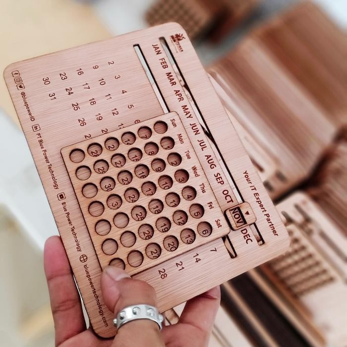 

kalender kayu seumur hidup unik hadiah custom tulisan