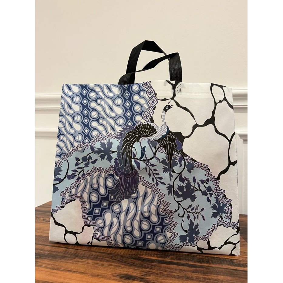 

Happy- (12PCS) TAS GOODIEBAG LAMINASI BATIK SPUNBOND HANDLE BOX BERDIRI