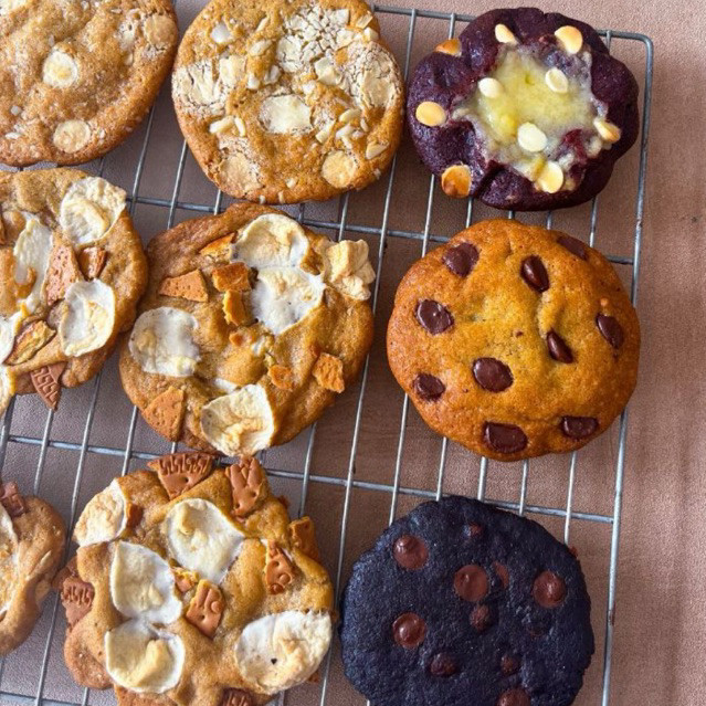

Cascara Cookies - Soft Baked Thin Cookies Premium 9 rasa Tipis Kenyal Bundling Paket Hampers