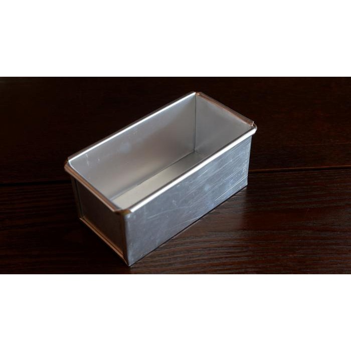 

Loyang Kue Persegi Panjang 15 X 7.5 X 7 Cm Lokal Sambungan Tebal 8Mm