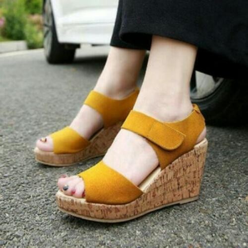 

Terlaris Sepatu Sandal Wedges Hitam Kuning Kunyit Suede Bludru 9Cm Polos