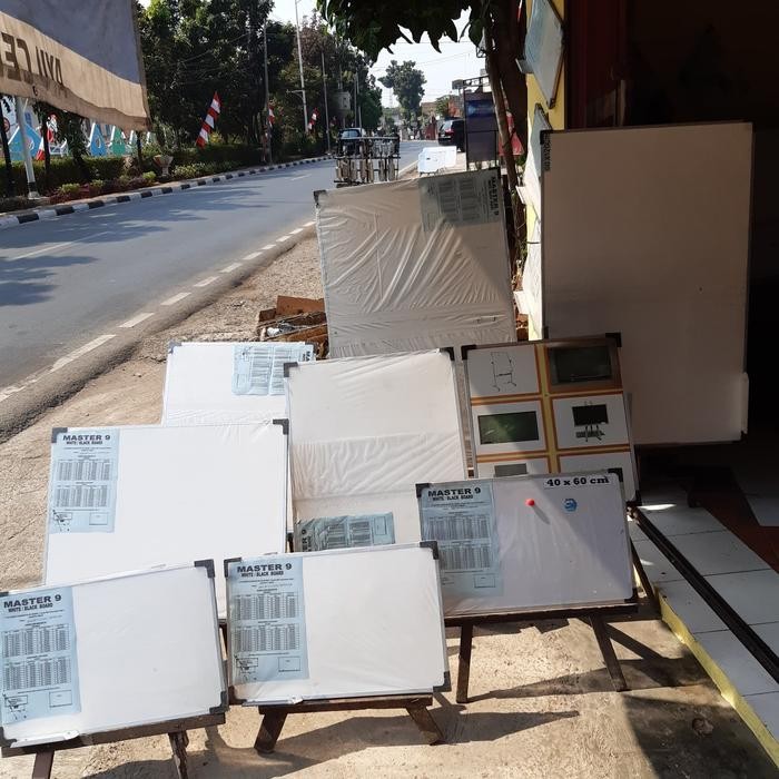 

Bricks - White Board Gantung Non Magnetik Ukuran 90X120Cm