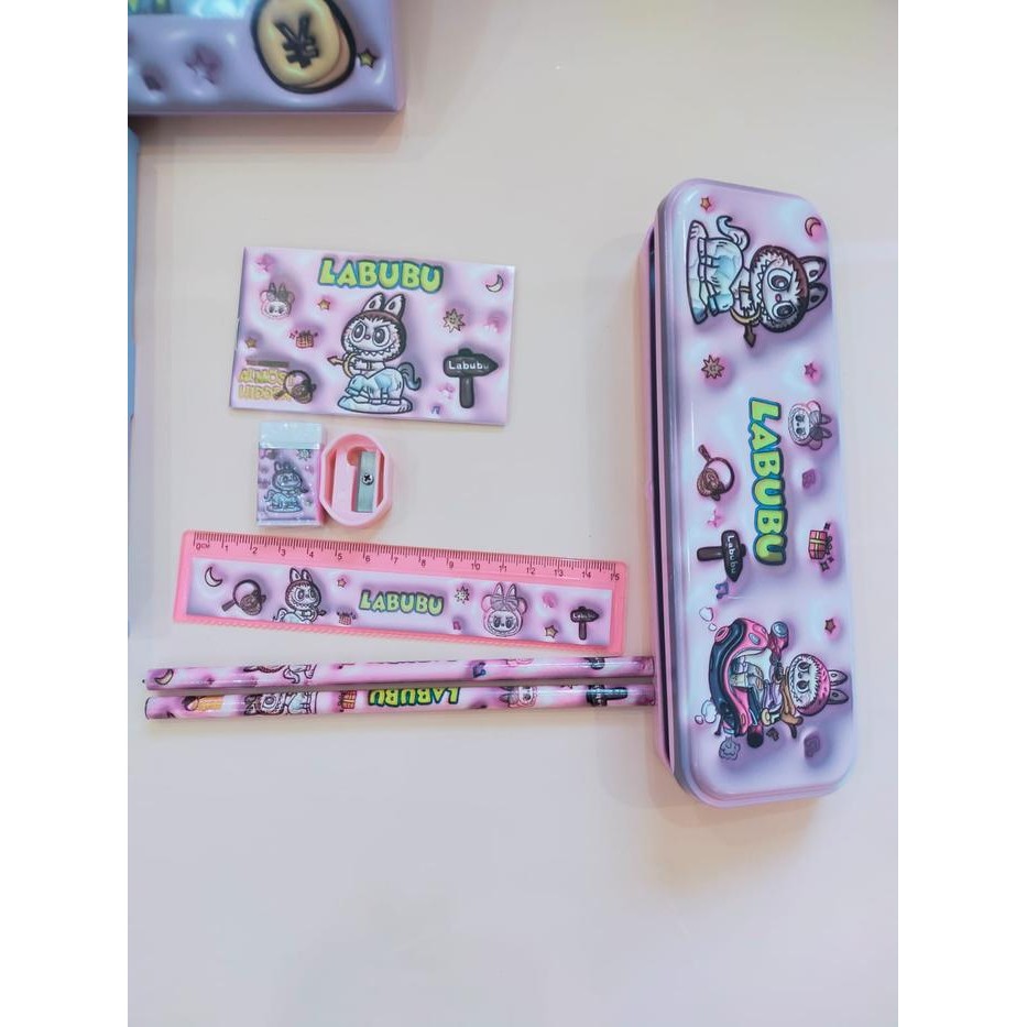 

Kotak Pensil Kaleng Anak Set 7 in 1 Stationery LABUBU Untuk Hadiah Anak Sekolah / Kotak Pensil