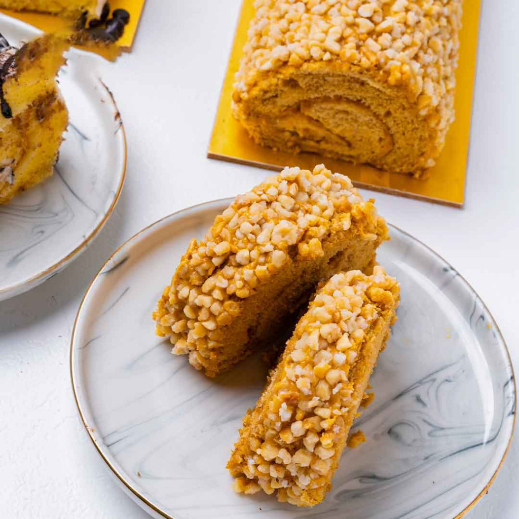 

Momolin Bakery Roll Cake Nougat - Kue Ultah - Bolu Gulung - Kue Tart