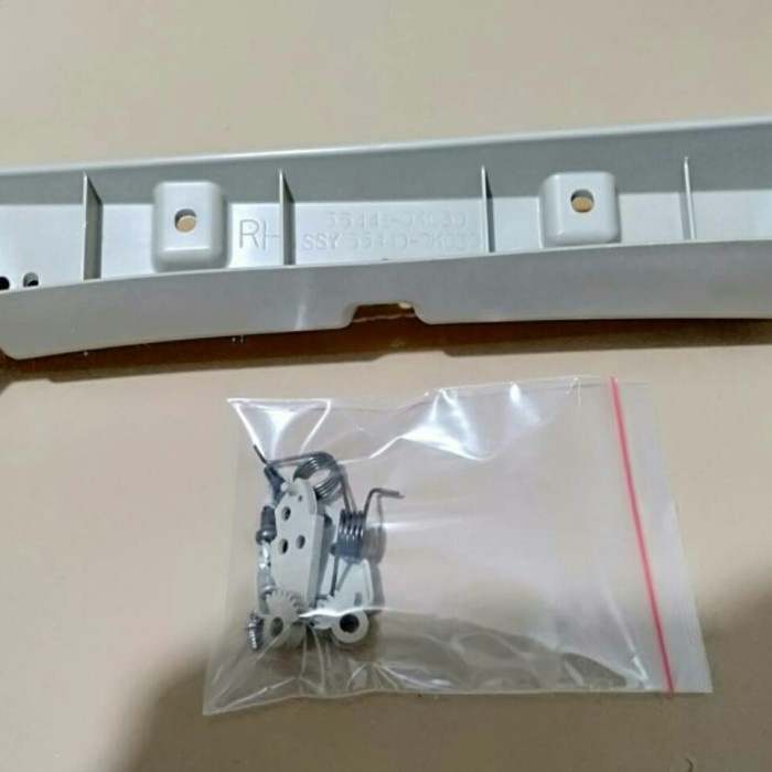 breket tutup laci innova 2004/2005