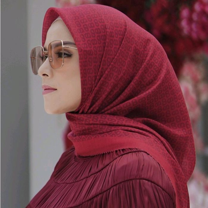 Buttonscarves Tapis Square Red and Black voal NEW