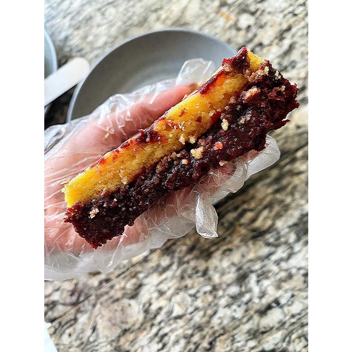 

BROWNIES BELLA RED VELVET MELTED FULL CHEESE CREAM FOOD FROZEN MAKANAN KEJU BAKERY KODE 389