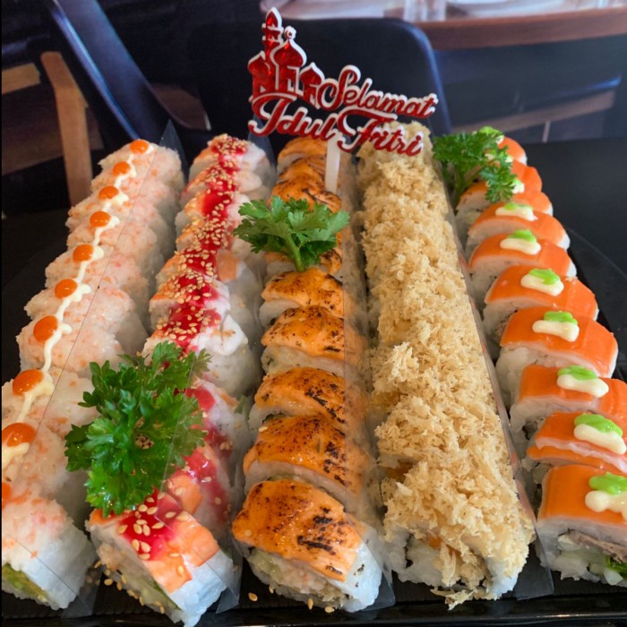

SUSHI CAKE TRAY ULANG TAHUN HALAL DAN FRESH KODE 801