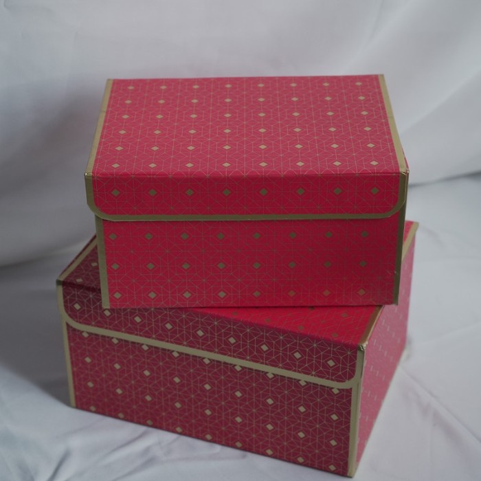 

Gift Box/Box Hampers/Box Tutup Magnet/Box Merah Gold Box Hampers Natal