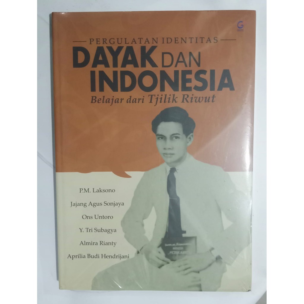 Pergulatan Identitas -  Dayak dan Indonesia, Belajar dari Tjilik Riwut Karya P.M. Laksono dkk