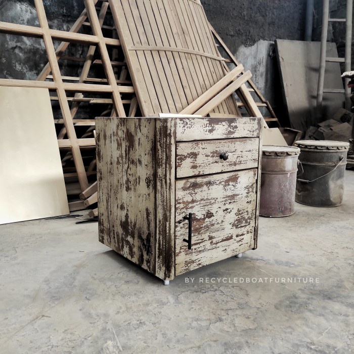 NAKAS BEDSIDE KAKI RODA JATI VINTAGE 1 LACI 1 PINTU KAYU BEKAS KAPAL KODE 1232