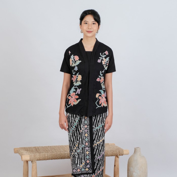 Kebaya Batik Encim Malia Lengan Pendek Meradelima Katun Hitam