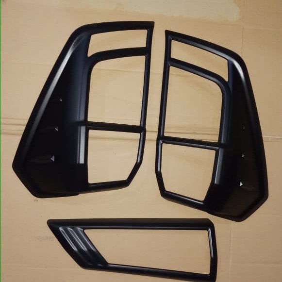 Garnish Lampu Belakang Calya