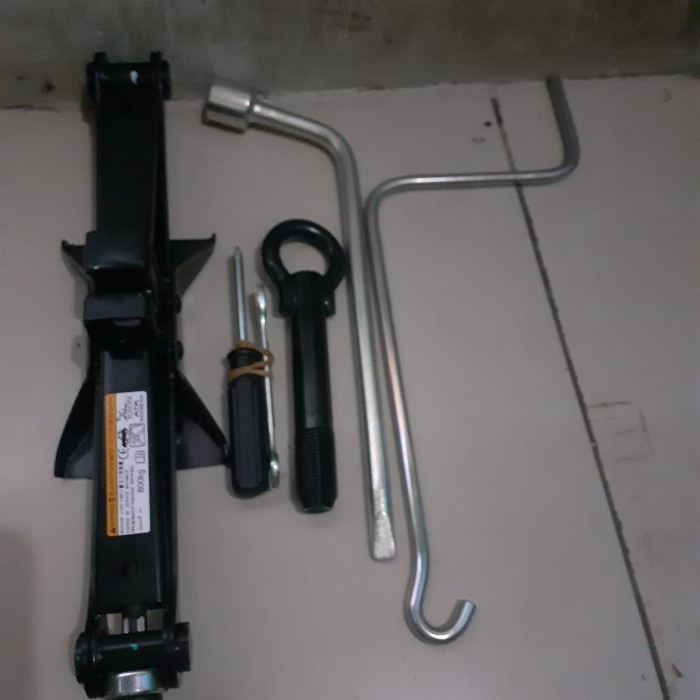 dongkrak mobil yaris 2019