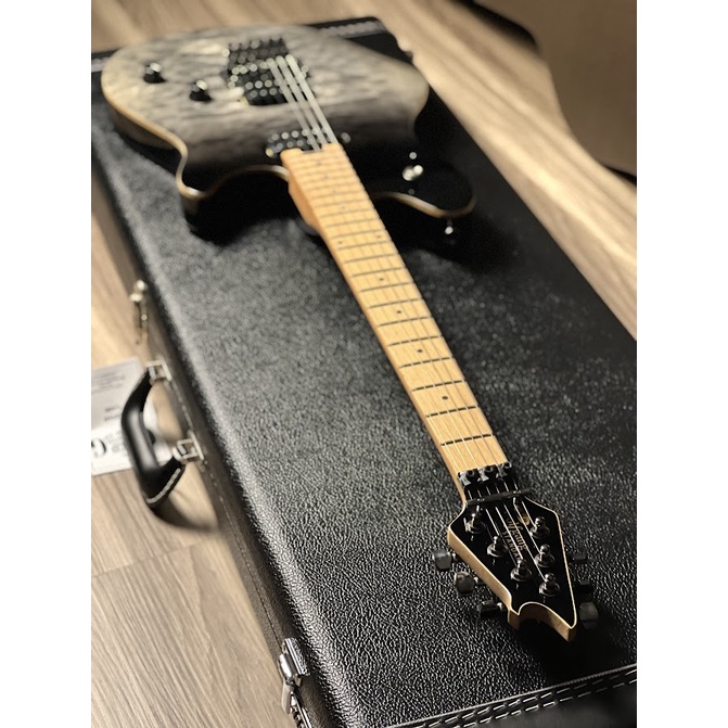 EVH WOLFGANG WG STANDARD QM WITH BAKED MAPLE FB IN BLACK FADE