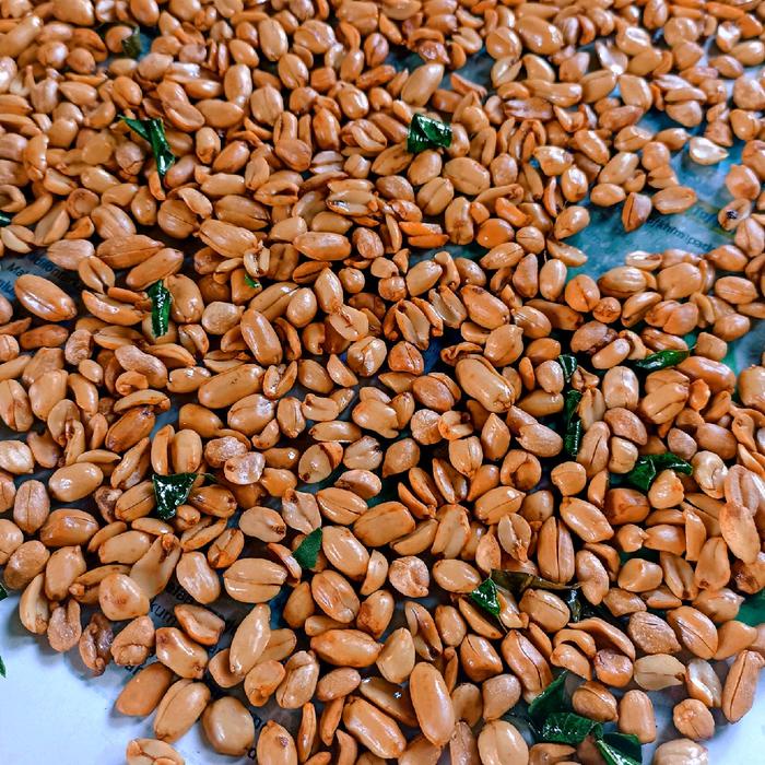 

Kacang Bawang Goreng Mix Daun Jeruk/Kacang Gawil Daun Jeruk Gurih