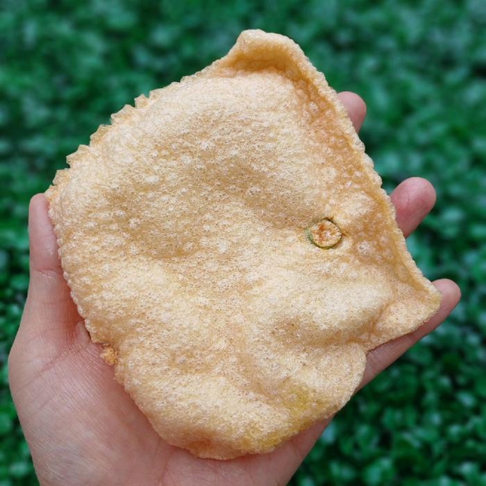 

KERUPUK BEGADANG RASA KETUMBAR MENTAH 1KG GURIH DAN RENYAH (isi 300)