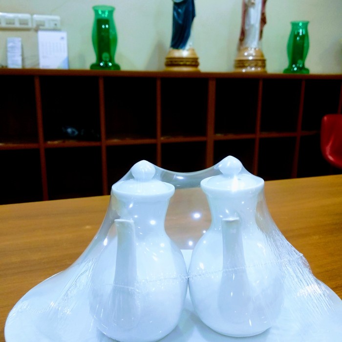 

AMPUL PERLENGKAPAN MISA KATHOLIK 3