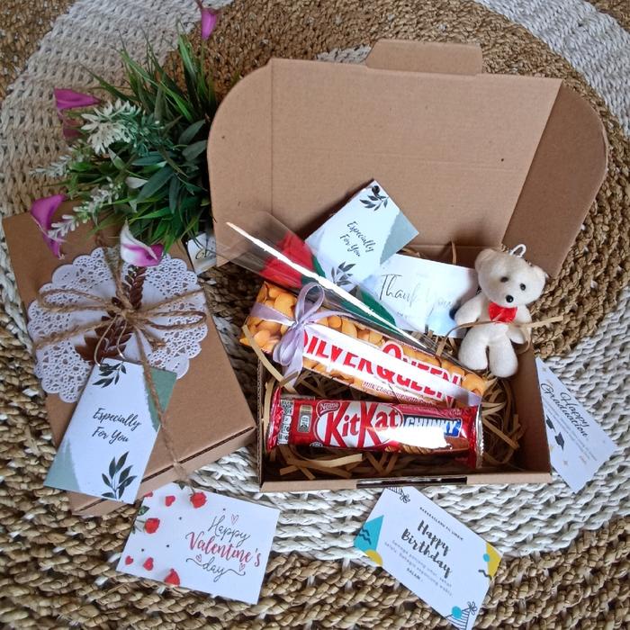 

Hadiah Ulang Tahun Gift Box Gantungan Kunci Mini Bear Hampers Valentine Kado Wisuda Ganci Kanvas