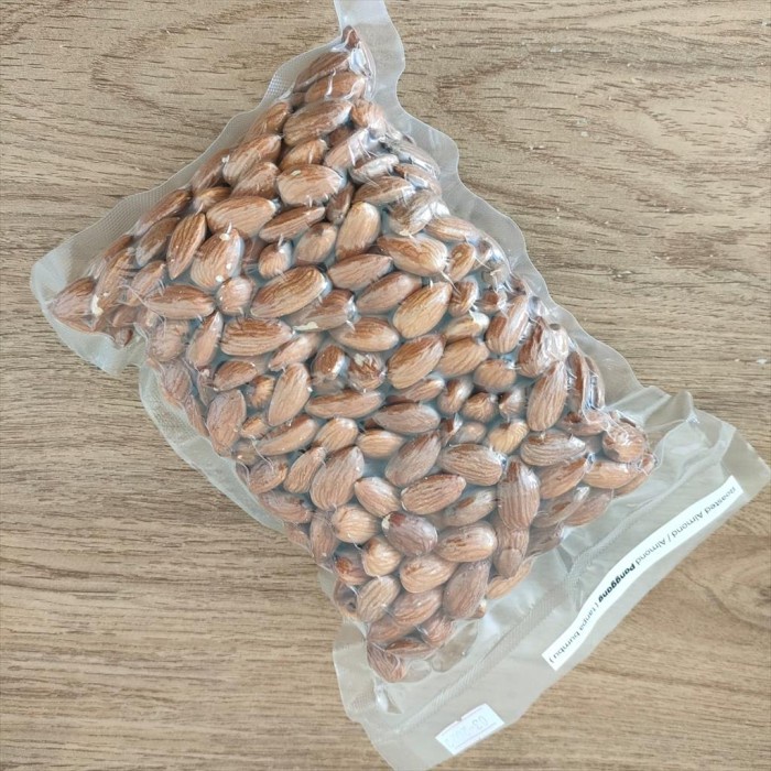 

JH8 Roasted Natural Whole Raw Almond ( Kacang Almond Panggang ) 1000 gr