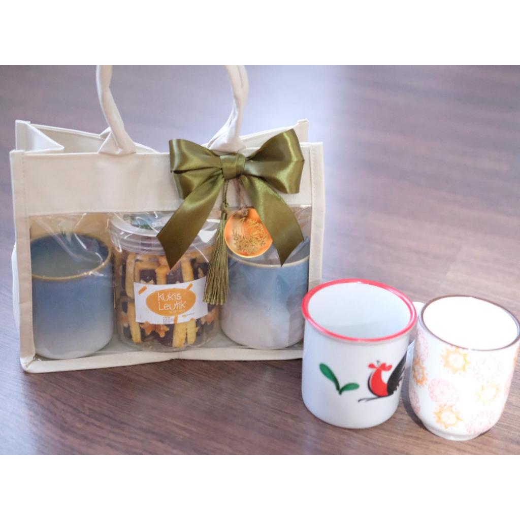 

HJ Hampers Lebaran Kue dan 2 Mug / Hampers Idul Fitri / Parcel Lebaran
