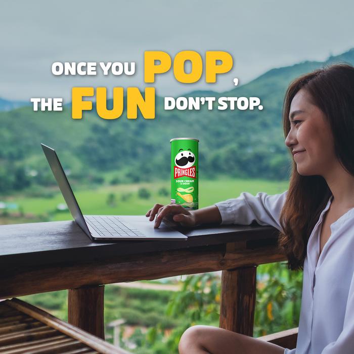 

[CARTON DEALS] Pringles Sour Cream & Onion 102gr Keripik (12 Pcs)