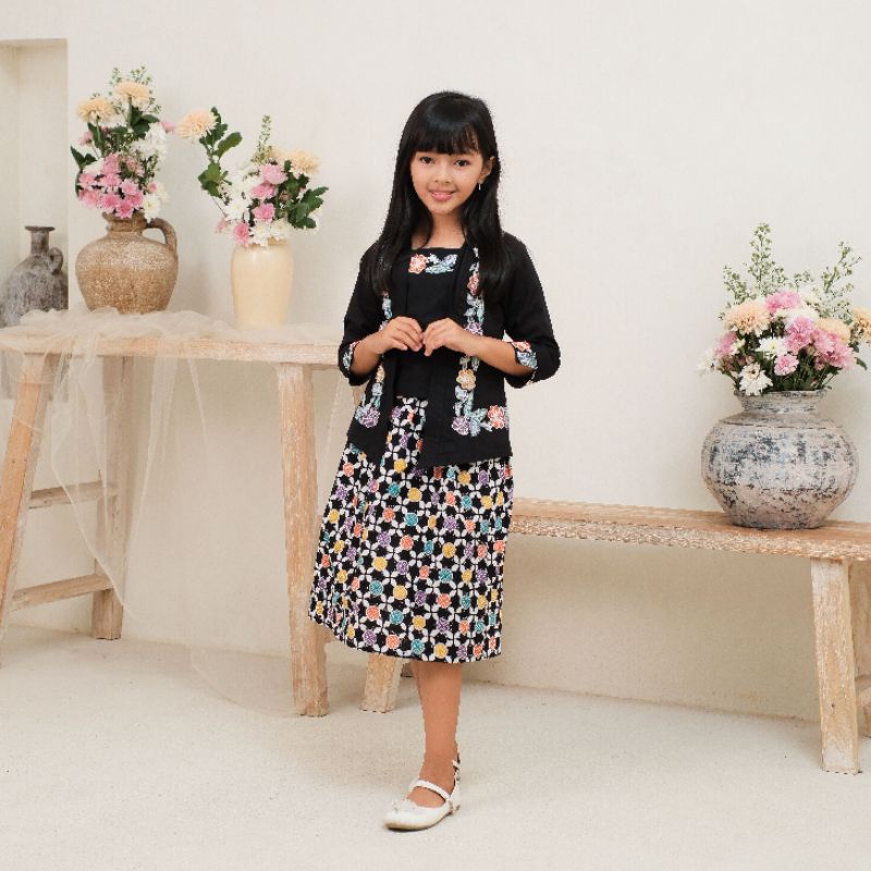 {{ Kebaya Anak Lengan Panjang Motif Batik Encim Bahan Katun by Khalisa Batik - Hitam Ready}}