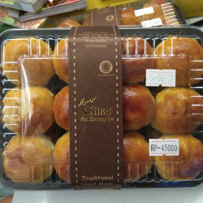 

kue pia nyonya chen pia kacang ijo hijau pie traditional hand made