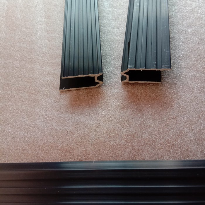 List Alumunium -U- Flight case 1 Meter - Hitam