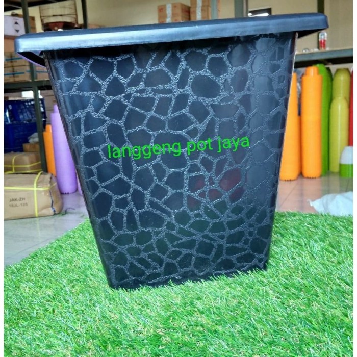 Pot tanaman plastik Hitam motif ROSA kotak 40cm