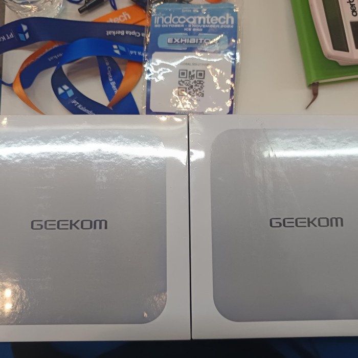 Geekom Mini PC A8R7 AMD Ryzen 7 - 8845HS