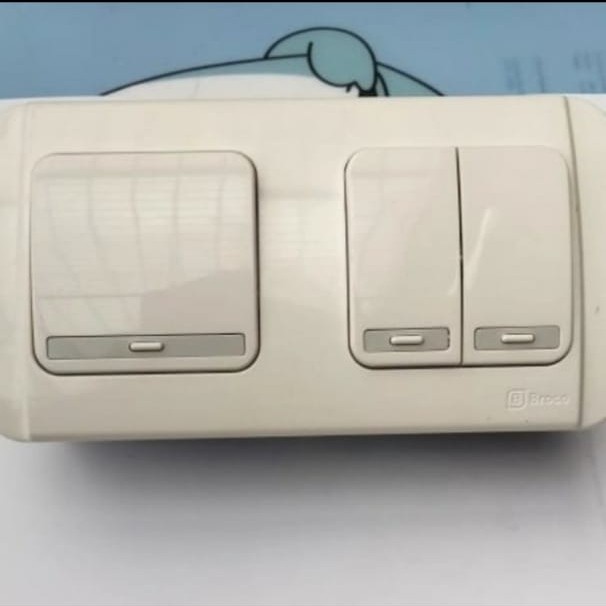 PREMIUM SAKLAR ENGKEL SERI 3 GANG GALEO SNOW WHITE G26162 - BROCO