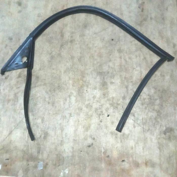 Karet Rail Kaca Pintu Depan Kiri Bmw E34 (Second)