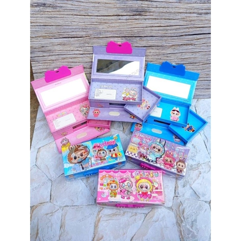 

TEMPAT PENSIL KODE/KOTAK PENSIL 3 TINGKAT GAMBAR COWOK CEWEK