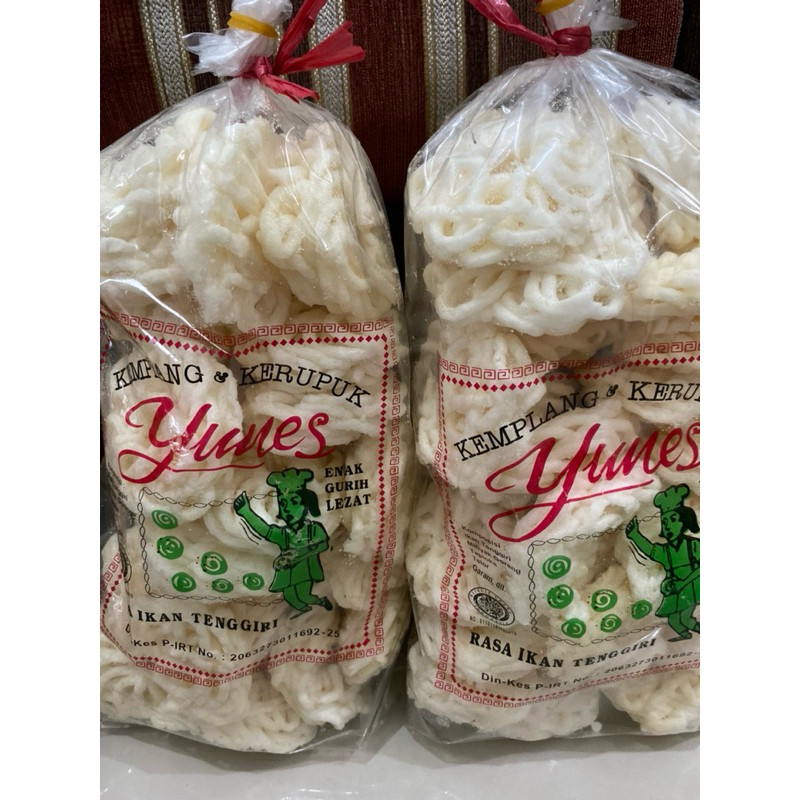 

Sajiandapur Kerupuk Kemplang Rasa Ikan Tenggiri / Kerupuk Keriting Yunes 250Gram